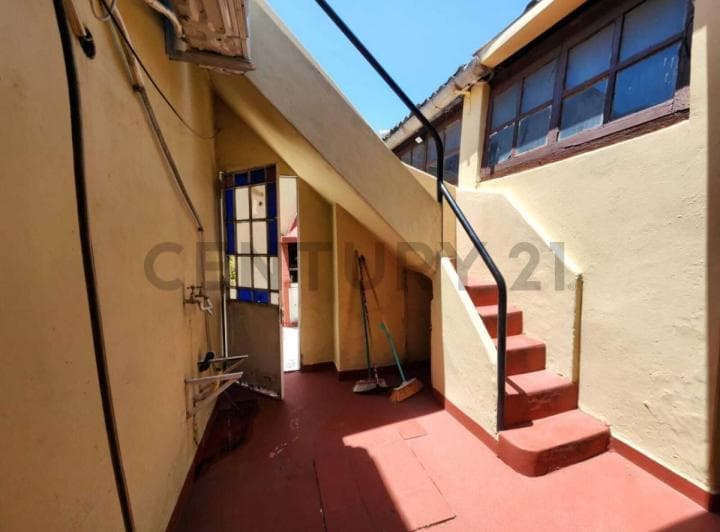 Casa de 5 Ambientes con 2 Cocheras - 3