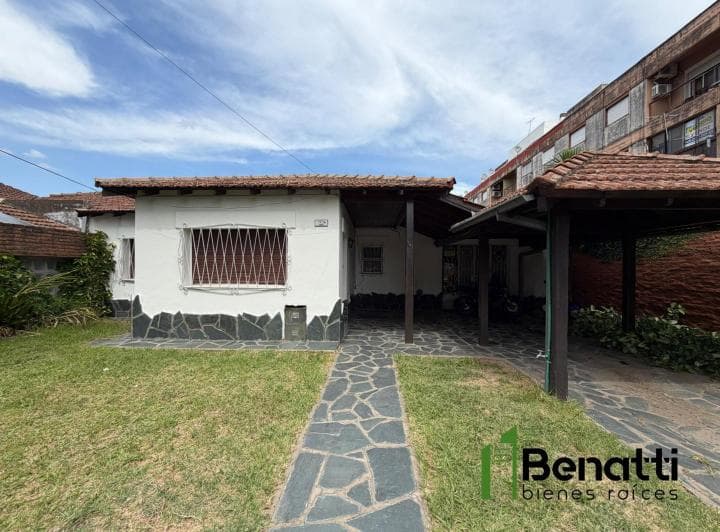 Casa en Lote Propio. 4 Ambientes con Jardin y Pileta - 2