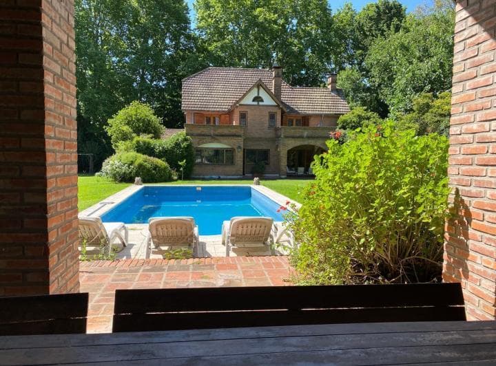Lindisima Casa en Lomas de San Isidro de 4 Dorm con 382 M3 Cub, y 1115 m² Lote - Schoenstatt - 2