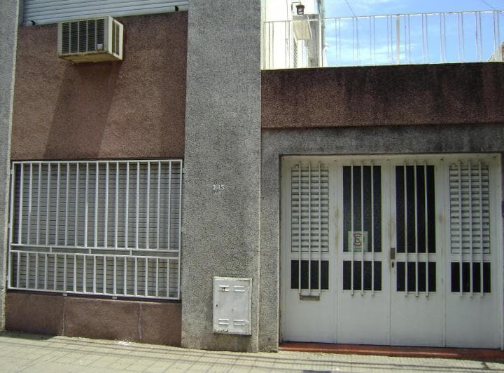 Velez Sarfield 1100, Casa 3 Dorm., Cochera, Jardín con Pileta. - 2