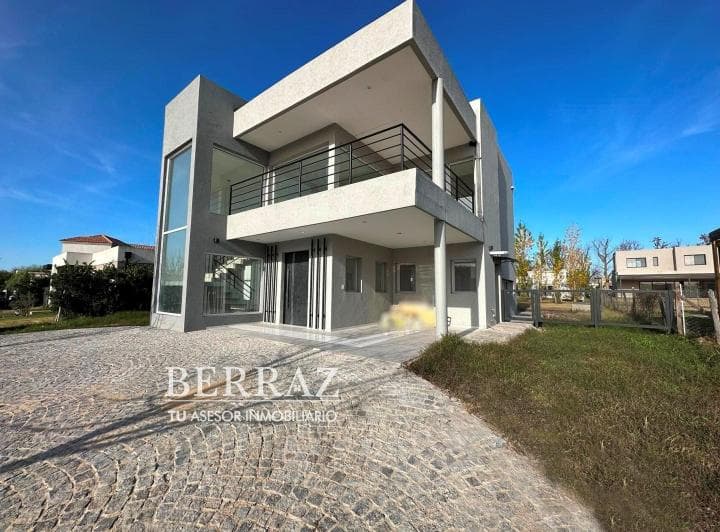 Casa Venta 6 Ambientes en Santa Guadalupe Pilar del Este 704 m² - 2