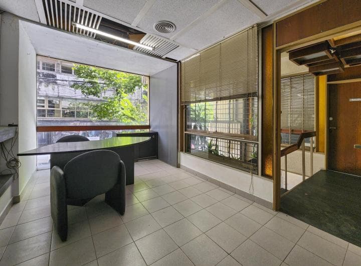 Oficina de Piso Exclusivo con Deposito con Ingreso por Cocheras - 2