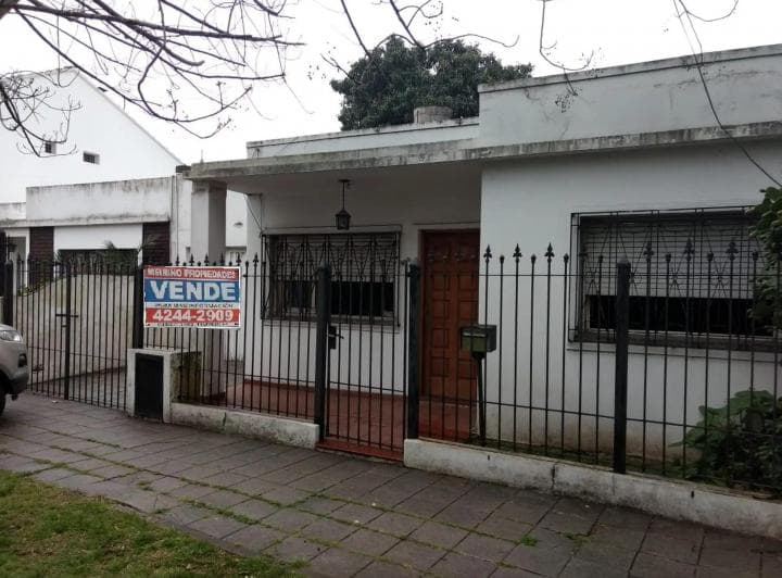 Casa Estilo Americana con 3 Habitaciones, Garage y Fondo, Nuevo Precio! Excelente Ubicacion - 2