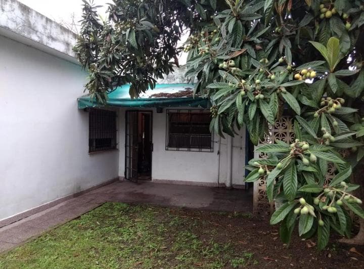 Casa Estilo Americana con 3 Habitaciones, Garage y Fondo, Nuevo Precio! Excelente Ubicacion - 4