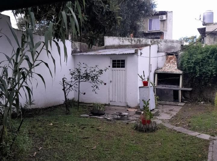 Casa Estilo Americana con 3 Habitaciones, Garage y Fondo, Nuevo Precio! Excelente Ubicacion - 5