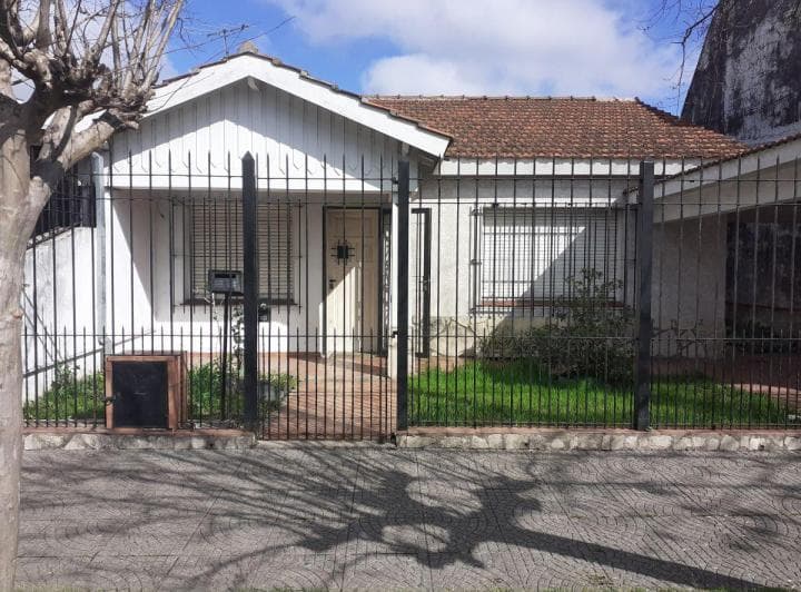 Casa 3 Ambientes con Cochera y Amplio Lote. - 2