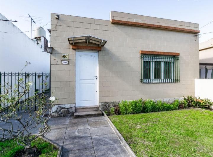Venta Casa 4 Ambientes con Patio y Jardin - 2