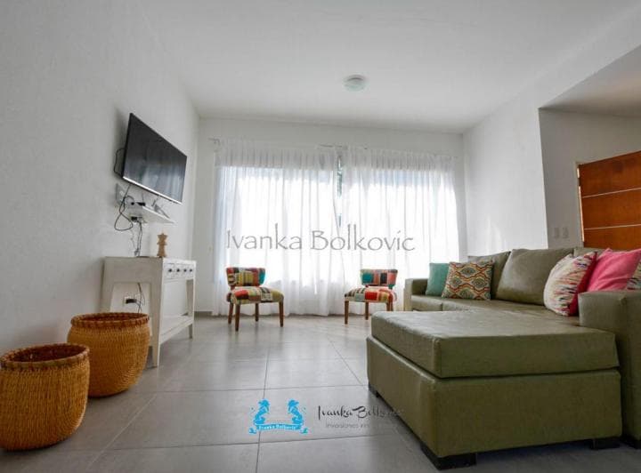 Venta Casa Costa Esmeralda Disfrutá en Familia: Casa con Jardín, Piscina y Living Amplio - 2