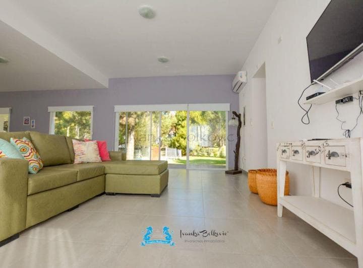 Venta Casa Costa Esmeralda Disfrutá en Familia: Casa con Jardín, Piscina y Living Amplio - 3