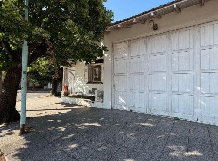 En Venta Casa de 3 Ambientes con Amplio Garage Quincho. Barrio Chauvin. - 2