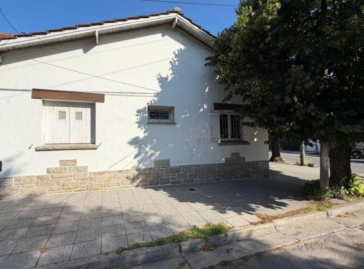 En Venta Casa de 3 Ambientes con Amplio Garage Quincho. Barrio Chauvin. - 4