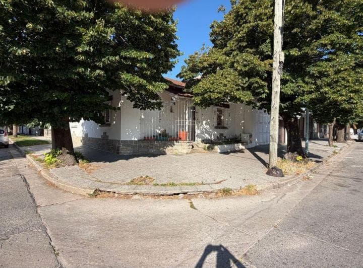 En Venta Casa de 3 Ambientes con Amplio Garage Quincho. Barrio Chauvin. - 3