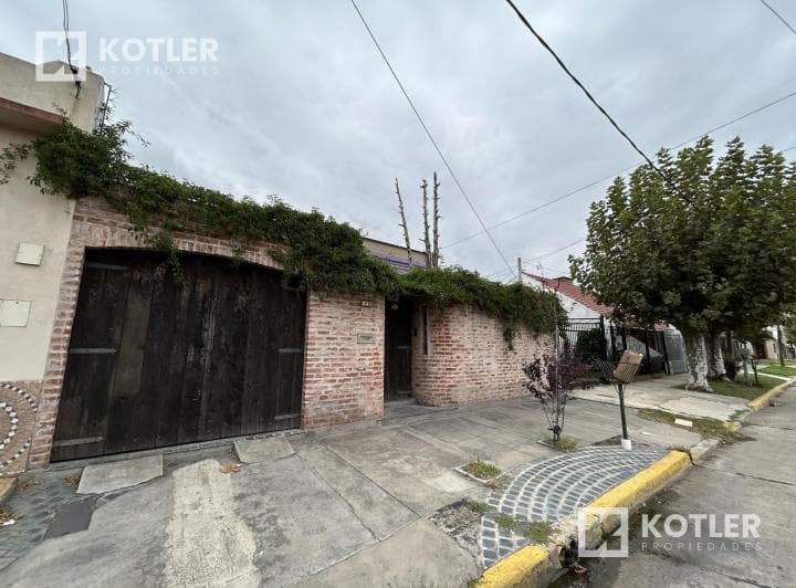 Casa con 3 Dorm., Cochera Pasante y Quincho Unico - 2