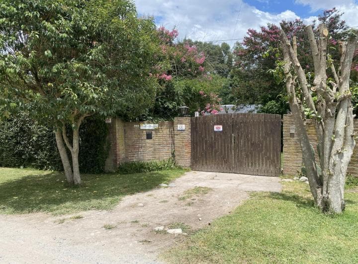Casa Mas Departamento en Arturo Segui con un Lote de 43x43 Totalmente Arbolado. - 3