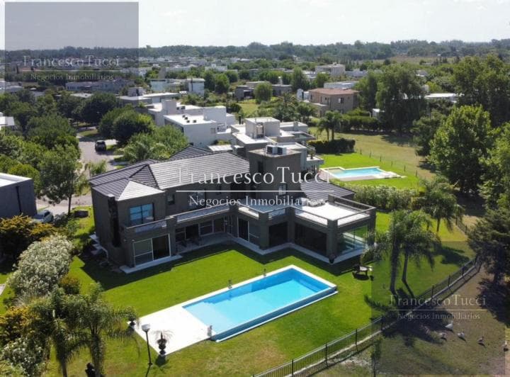 Casa en Venta 7 Ambientes con Pileta Lote Central en Terravista - 2