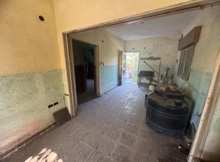 Casa Cuatro Dorm. con Patio a Reciclar San Lorenzo - 2