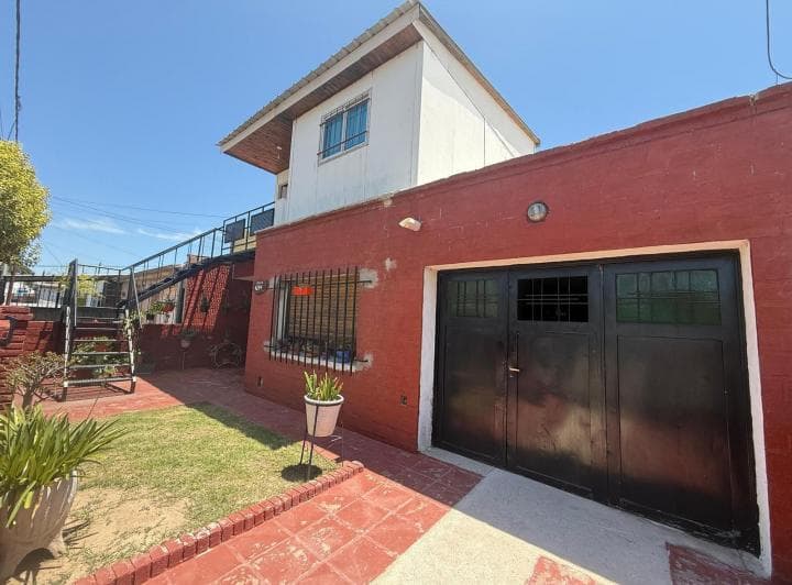 Venta - Casa 3 Dor. Mas Departamento 2 Dor. en Planta Alta - Los Olmos - 2