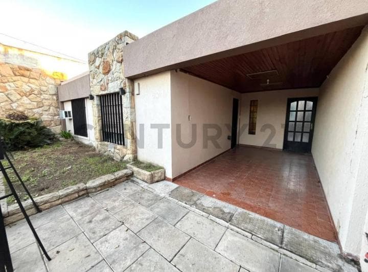 Venta Casa 4 Ambientes con Pileta y Jardin Apta Credito Moron - 4