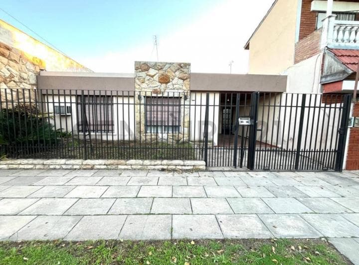 Venta Casa 4 Ambientes con Pileta y Jardin Apta Credito Moron - 2