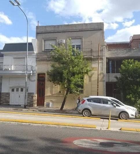 Casa a Refaccionar / Lote con Potencial Constructivo / Acepta Permuta - 4