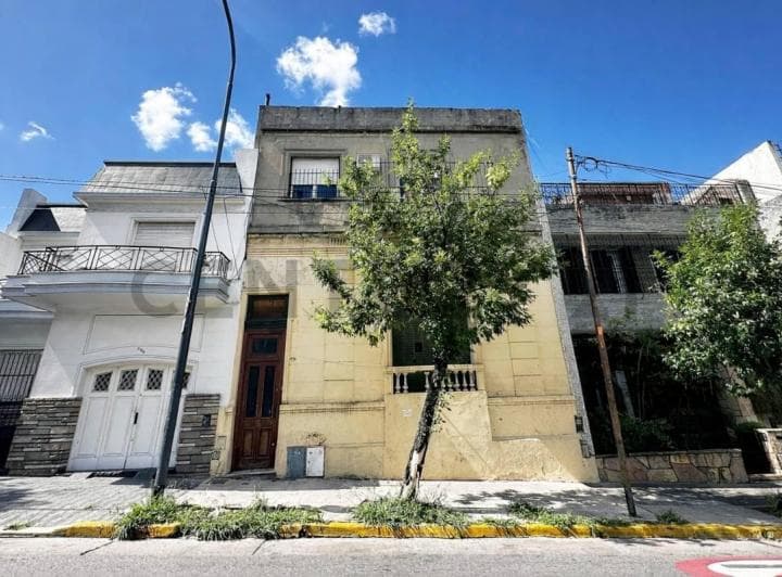 Casa a Refaccionar / Lote con Potencial Constructivo / Acepta Permuta - 2