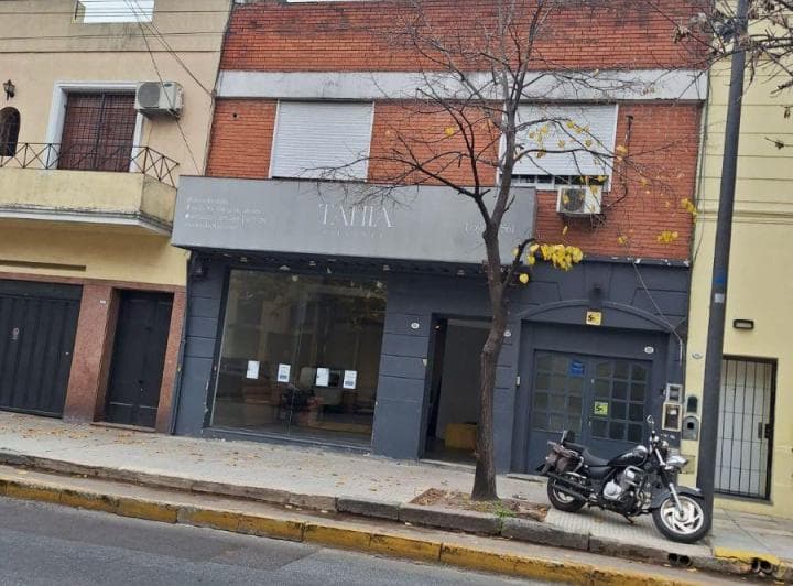Local Comercial, 240 m. Oficina, 3 Baños y Entrepiso, Sin Expensas, Excelente Zona Outlet - 2