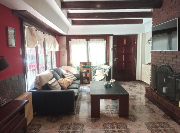 Chalet 5 Ambientes con Parque y Quincho – Parque Luro - 3
