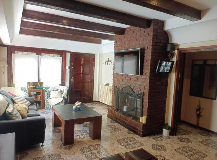 Chalet 5 Ambientes con Parque y Quincho – Parque Luro - 2