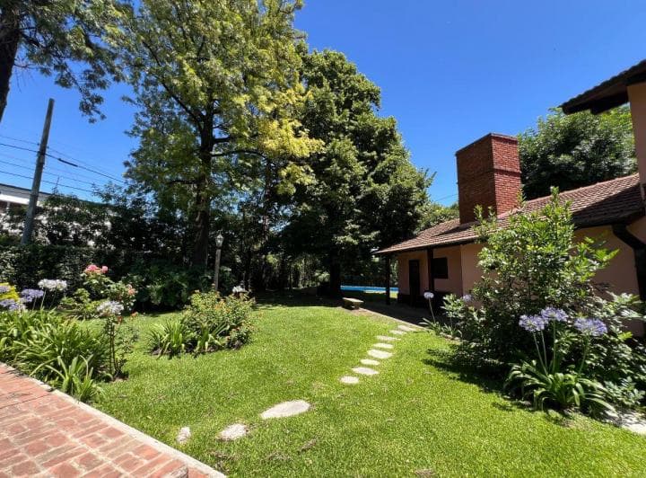 Excelente Casa con Piscina, Quincho y Gran Jardin Arbolado. 5 Dormis - 3