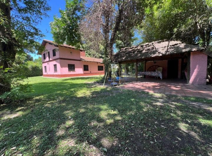 Excelente Casa con Piscina, Quincho y Gran Jardin Arbolado. 5 Dormis - 4