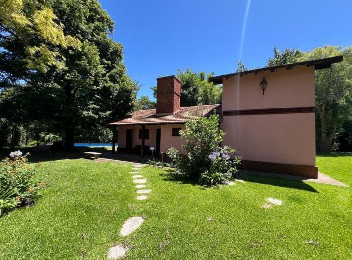 Excelente Casa con Piscina, Quincho y Gran Jardin Arbolado. 5 Dormis - 2