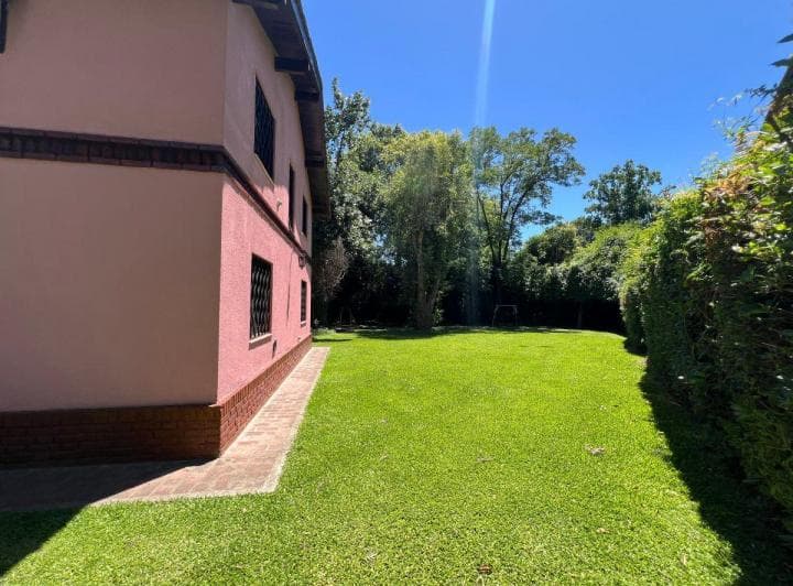 Excelente Casa con Piscina, Quincho y Gran Jardin Arbolado. 5 Dormis - 5