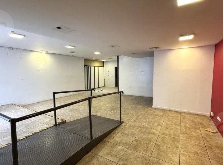 Local de 470 m² Desarrollados en Pb con Gran Frente de 20 m en Monserrat - 4