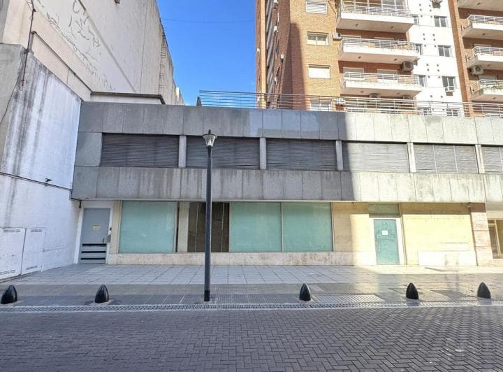 Local de 470 m² Desarrollados en Pb con Gran Frente de 20 m en Monserrat - 2