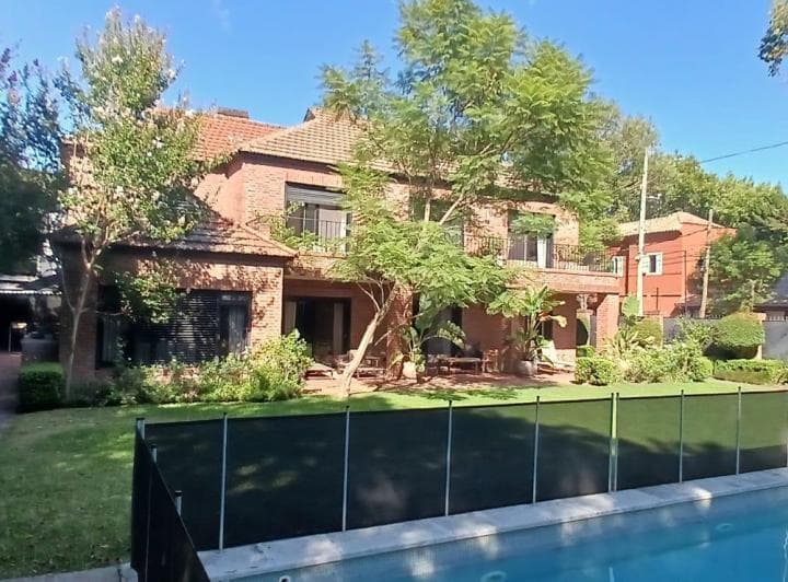 Impecable Casa en Venta en El Casco Histórico de San Isidro con Jardín y Pileta y Quincho - 2