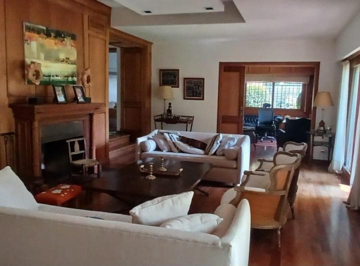 Impecable Casa en Venta en El Casco Histórico de San Isidro con Jardín y Pileta y Quincho - 3