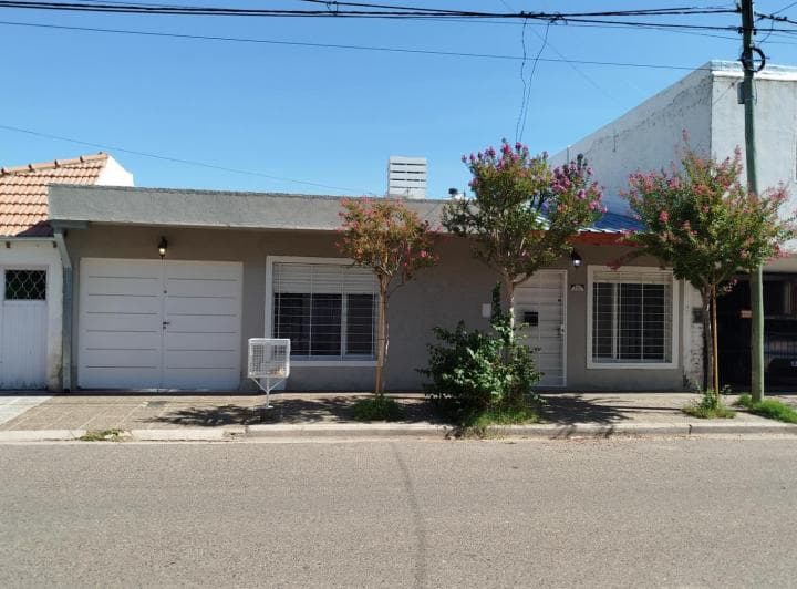 Casa en Venta de 3 Dorm. en Una Planta — con Quincho, Patio y Cochera - 4
