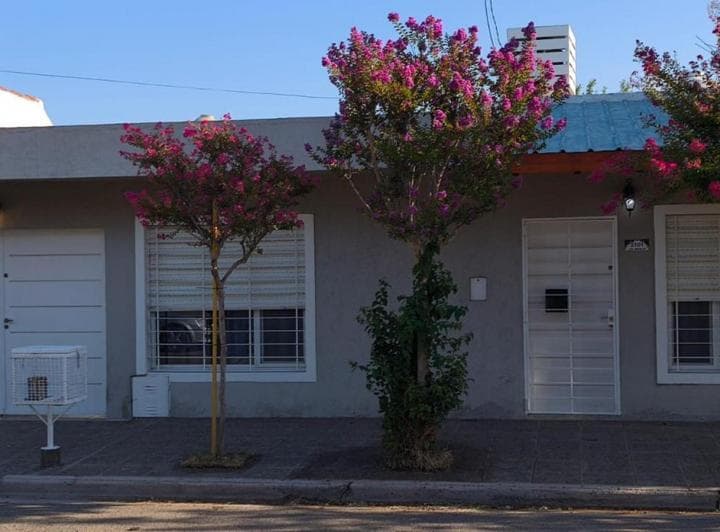 Casa en Venta de 3 Dorm. en Una Planta — con Quincho, Patio y Cochera - 2