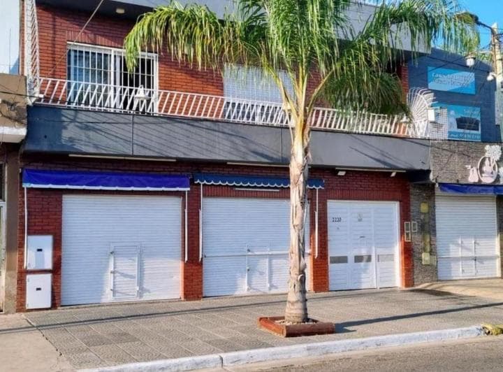 Venta Casa 5 Ambientes con Locales en Moreno - 2