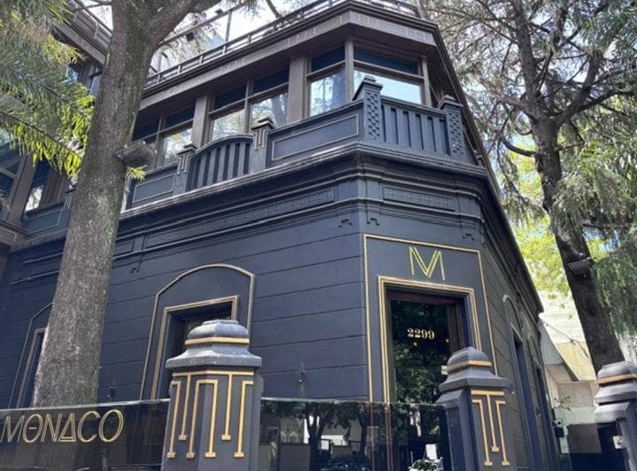 Juana Azurduy Al 2200 Esquina V. de Obligado Local 600 m² - 4