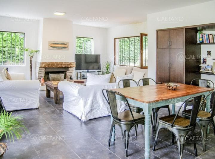 Excelente Chalet de 5 Dorm. en Venta a Pasos de Playa Mansa Punta del Este - 2