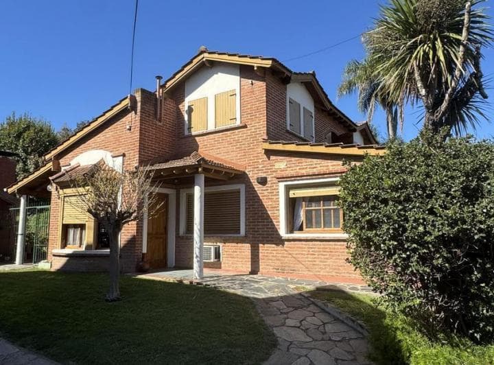 Casa en Venta de 4 Dorm. con Gran Jardin en Escobar - 3