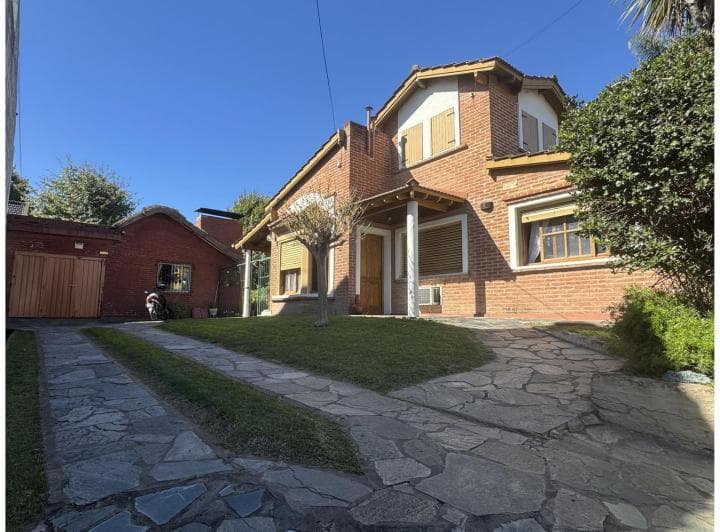 Casa en Venta de 4 Dorm. con Gran Jardin en Escobar - 2