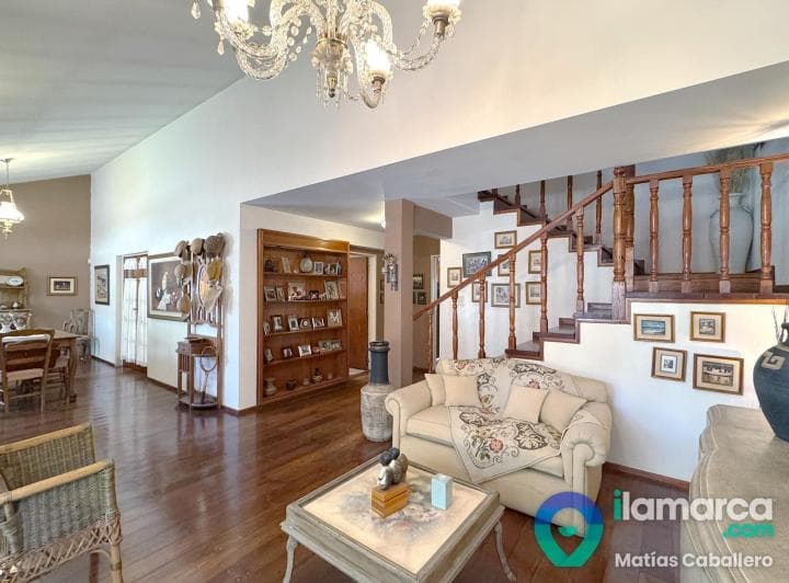 Casa en Venta en Urca: 5 Dorm., Pileta y Cochera Doble - 2