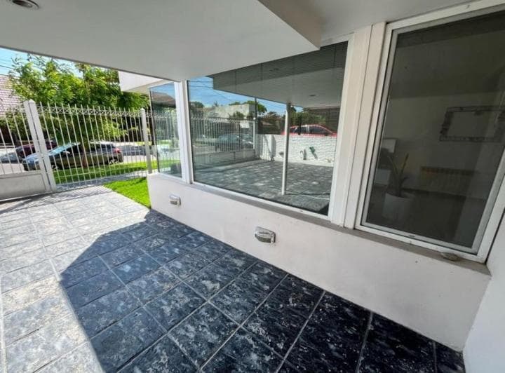 Chalet de Categoria 5 Ambientes con Parque, Piscina Climatizada y Terraza - Barrio Constitucion - 3