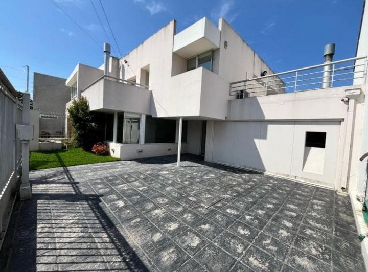 Chalet de Categoria 5 Ambientes con Parque, Piscina Climatizada y Terraza - Barrio Constitucion - 2