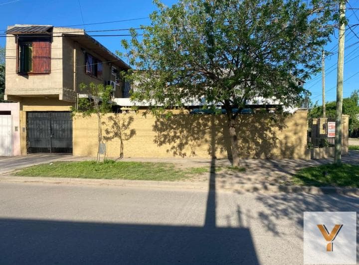 Casa en Venta - 4 Dorm. 2 Baños - Merlo - 2