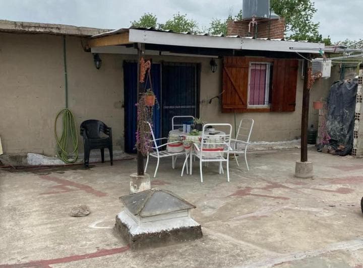 Casa en Venta - 4 Dorm. 2 Baños - Merlo - 3