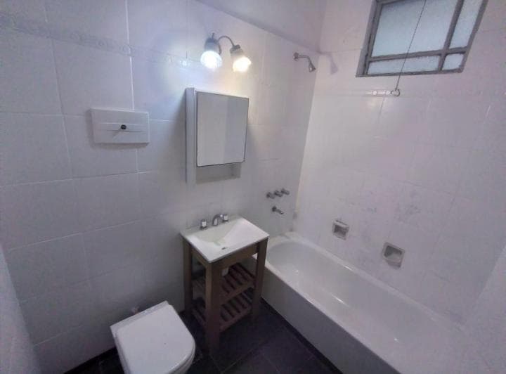 Excelente PH de 4 Ambientes + Patio + Cocina Completa - 2 Baños - Lavadero Independiente - 5