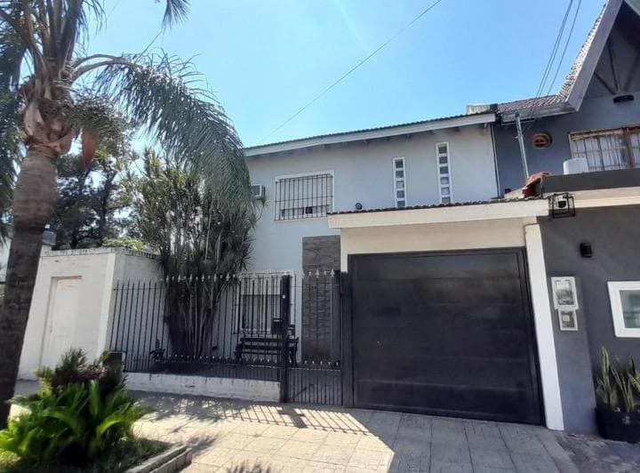 En Venta Casa con Pileta en Isidro Casanova - 3